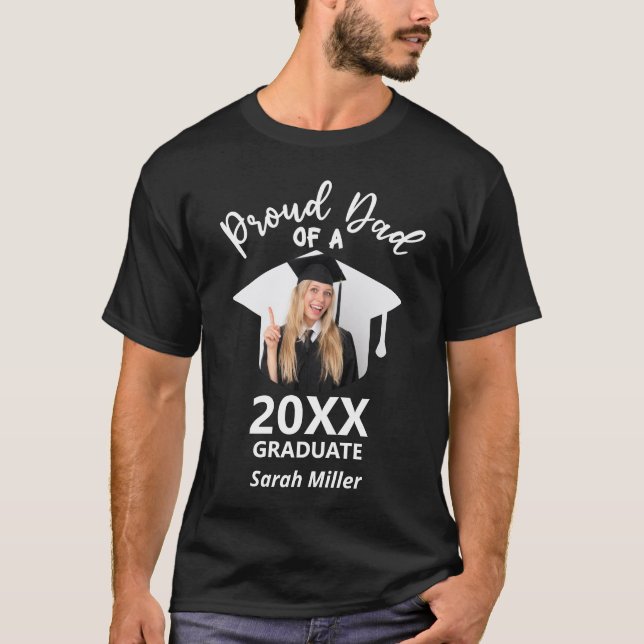 stolt Pappa om ett foto och namn Student 2025 T Shirt (Framsida)