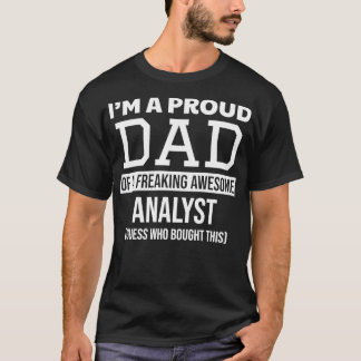 stolt Pappa på en Fantastisk-analytiker som håller T Shirt