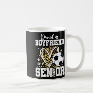 Stolt Pojkvän Till En 2026 Senior Fotboll Examen Kaffemugg