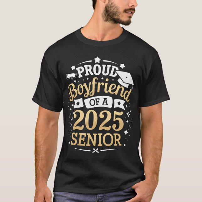 Stolt Pojkvän Till En Utexaminerad 2025 Års Studen T Shirt (Framsida)