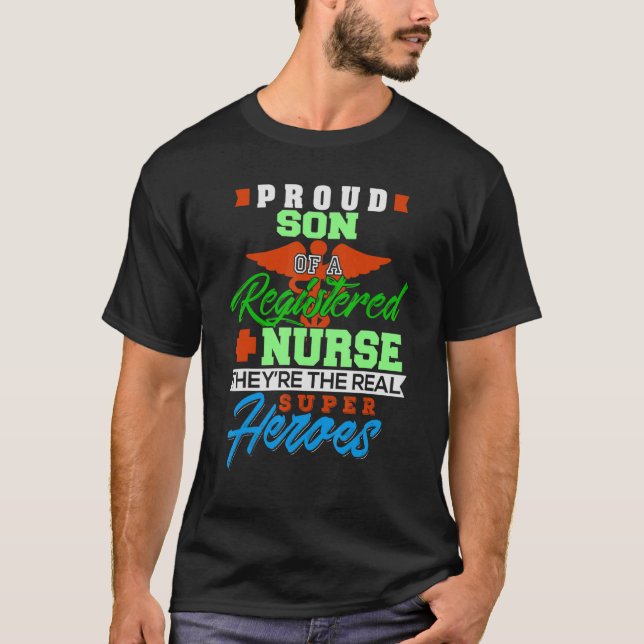 stolt son till en registrerad sjuksköterska Coola  T Shirt (Framsida)
