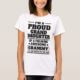 Stolt sondotter av A som flipper ur enorma Grammy T-shirt