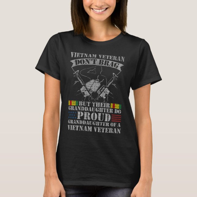 Stolt sondotter av en Vietnam veteranmorfar T Shirt (Framsida)