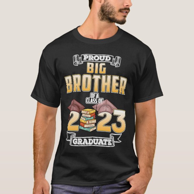 stolt storebror av klass 2023 Student Grad T Shirt (Framsida)