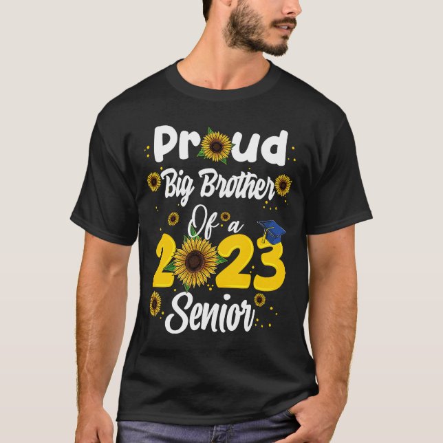 stolt storebror i klass 2023: Student T Shirt (Framsida)