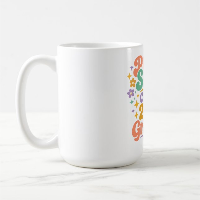Stolt syster, examenklass 2026 Retro Groovy Kaffemugg (Vänster)