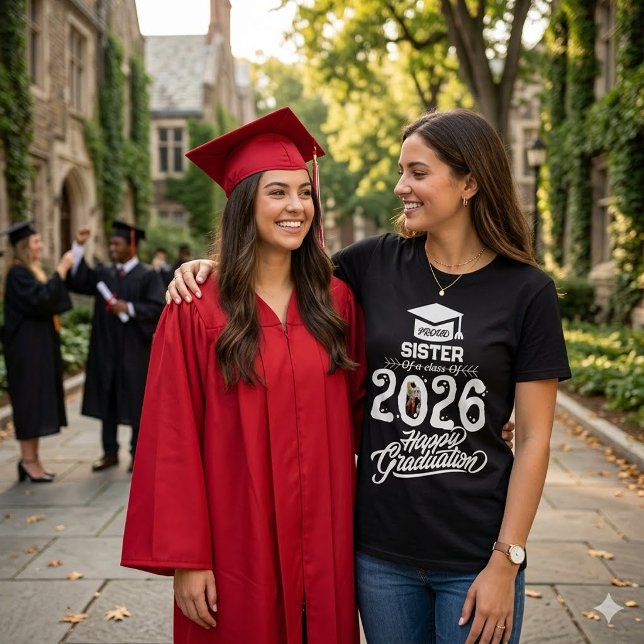 Stolt syster Klass 2026 Examen Foto T Shirt (Skapare uppladdad)