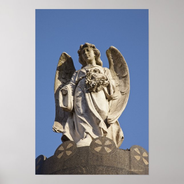 Stone Angel Tittar ner statyn i Buenos Aires Poster (Framsidan)