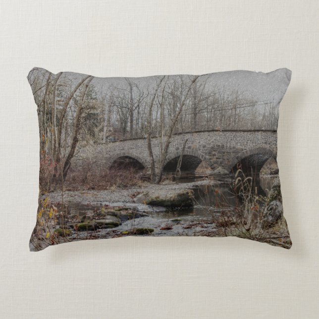 Stone Arch Bridge i Winter - Glad helg Prydnadskudde (Framsidan)