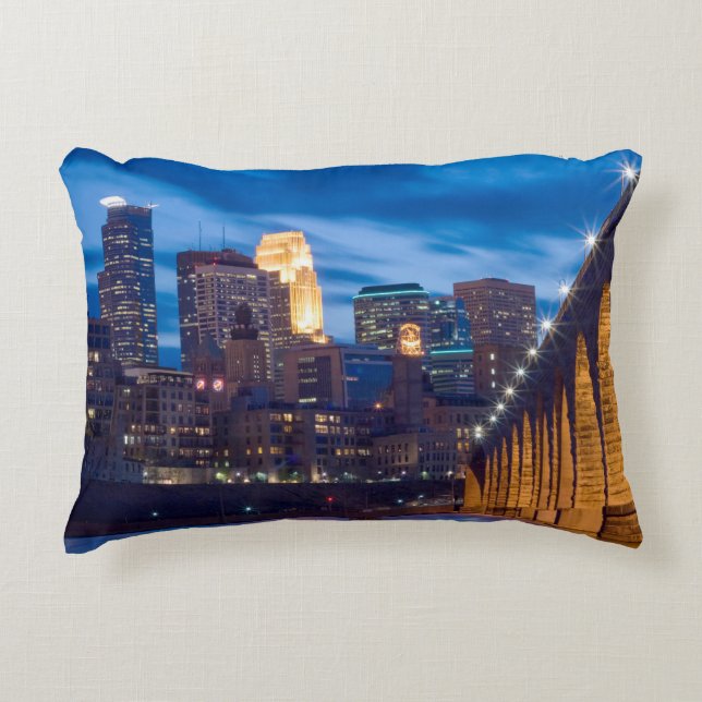 Stone Arch Bridge Minneapolis Skyline Prydnadskudde (Framsidan)