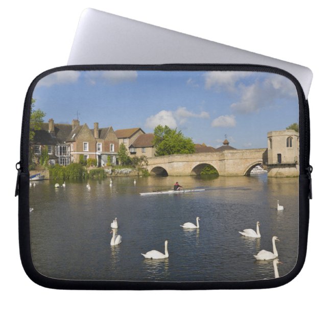 Stone arched bridge and River Ouse, St Ives Laptop Sleeve (Framsidan)