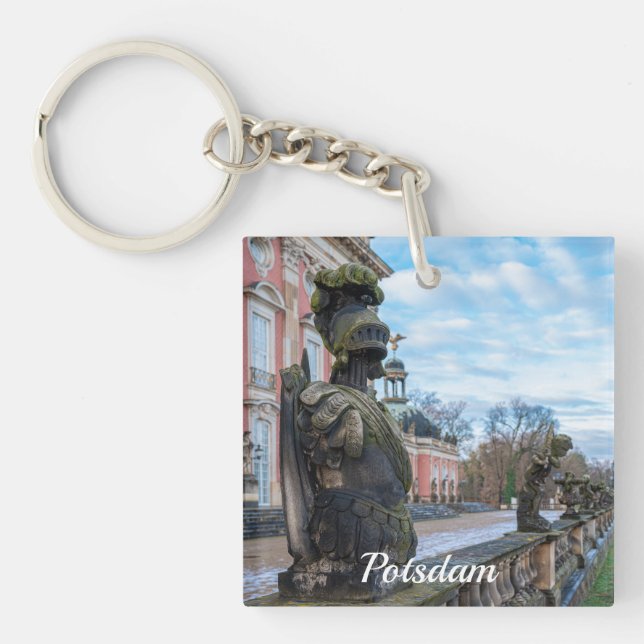 Stone knight statues nära palats i Potsdam (Framsidan)