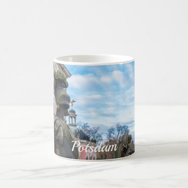 Stone knight statues nära palats i Potsdam Kaffemugg (Center)