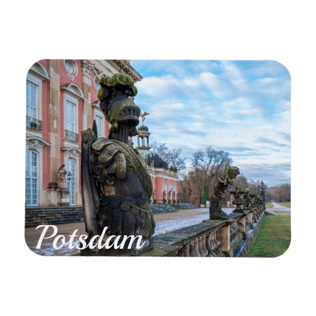 Stone knight statues nära palats i Potsdam Magnet (Horisontell)