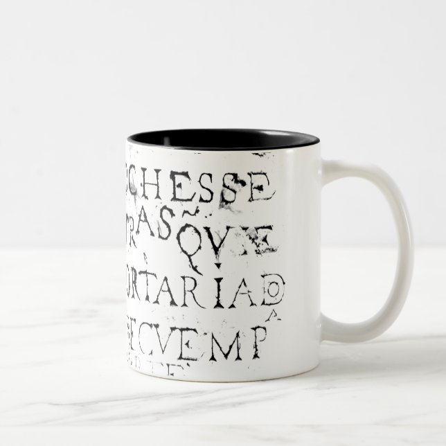 Stone Plate på en gata i Lissabon Två-Tonad Mugg (Höger)