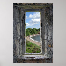 Stone Window som ramar en Beach and Träd Poster