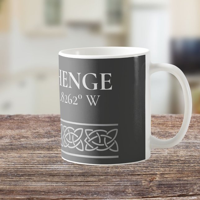 Stonehenge Latitude Longitud-Mörk Kaffemugg (Skapare uppladdad)