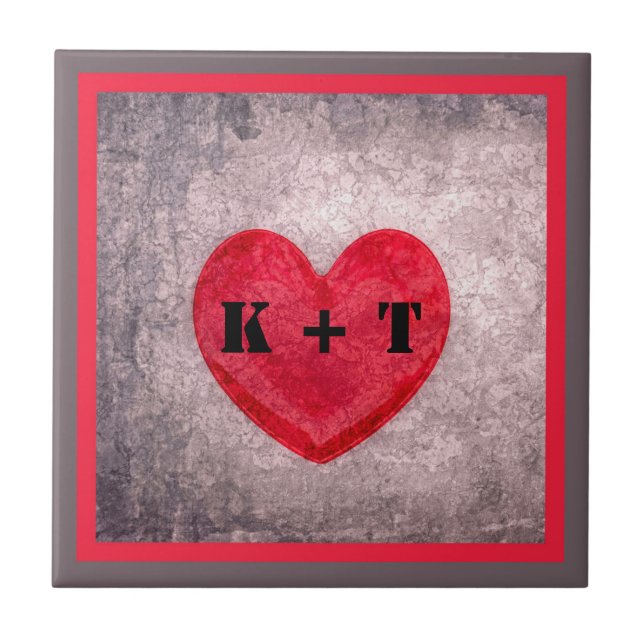 Stonewaschat Heart i Grått och Red Monogrammed Kakelplatta (Framsidan)