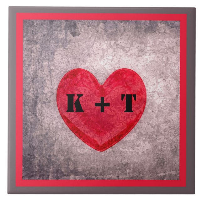 Stonewaschat Heart i Grått och Red Monogrammed Kakelplatta (Framsidan)