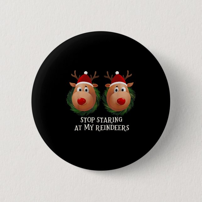 Stop Staring At My Reindeers Ugly Gag Xmas Sweater Knapp (Framsida)