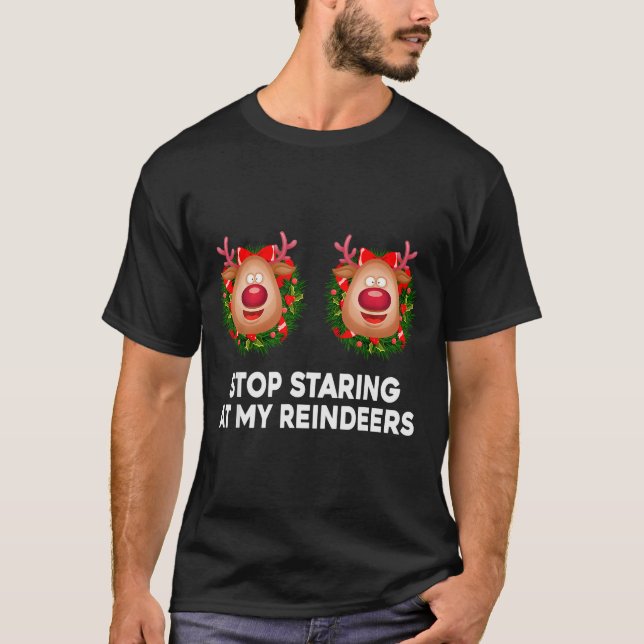 Stop Staring At My Reindeers Ugly Gag Xmas Sweater T Shirt (Framsida)