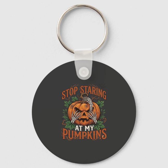 Stop Staring Pumpkins Halloween Skelett Händer_1 Nyckelring (Framsida)