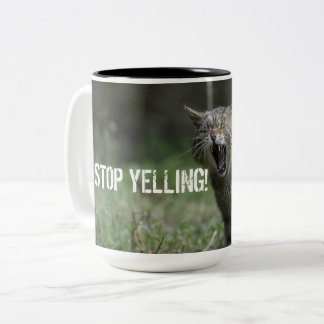 "STOP YELLING" i mugg stater.