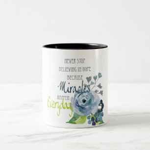 STOPPA ALDRIG ATT TRO I DAGLIGA HOPPMIRAKEL Två-Tonad MUGG