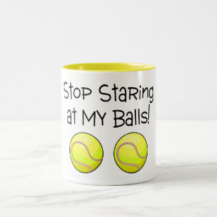 Stoppa att stirra på min bollar (tennisbollar) Två-Tonad mugg