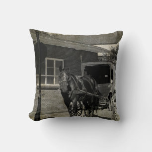 Stoppa för ett pass, Amish Buggyhäst i sepia Kudde