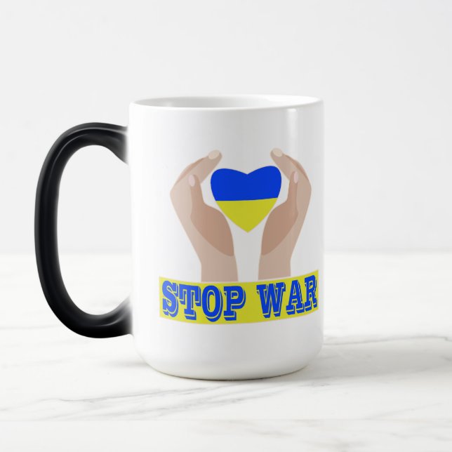 Stoppa krig ukrainska flagga hjärta i händer magisk mugg (Vänster)