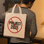 Stoppa projekt 2025 mot trumppolitik tygkasse<br><div class="desc">Stoppa projekt 2025 från att förverkligas genom att rösta emot Trump i valet 2024. Rösta för varje demokratisk presidentkandidat till behålla republikaner från att attackera vår demokrati i Amerika. Anti Project 2025-väska i svart med röd strejka genom.</div>