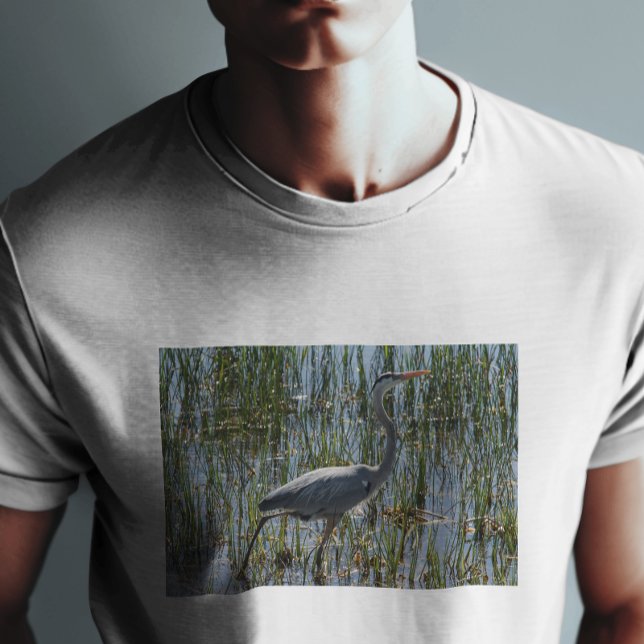 Stor blå hägerfågel fotografering t shirt (A beautiful photograph of a Great Blue Heron bird on a shirt)