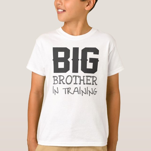 STOR BRODER I UTBILDNINGEN T SHIRT (Framsida)