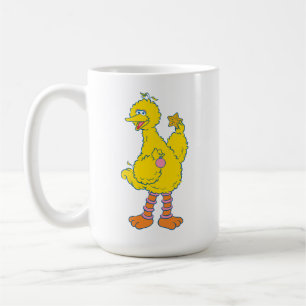 Stor fågel håller julgranskulor kaffemugg
