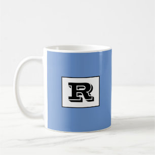 Stor, fetstilt konturerad svart monogram, blå kaffemugg