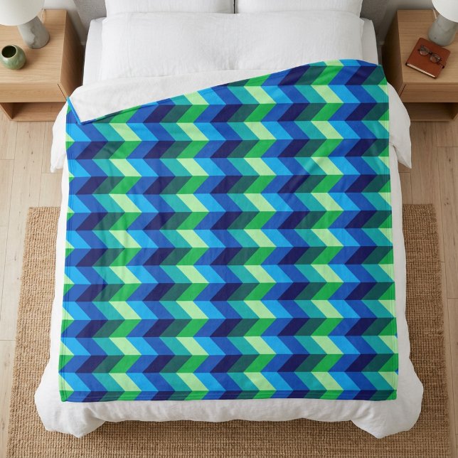 Stor fluffig filt med blågröna ombre-chevroner (Blue Green Ombre Chevrons Large Fleece Blanket on a bed in a modern style bedroom.)