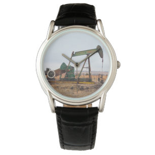 Stor Grönt Pumpjack i ett oljebälte i Fält Armbandsur