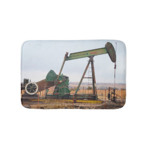 Stor Grönt Pumpjack i ett oljebälte i Fält Badrumsmatta