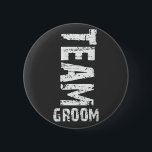 Stor groom Extra-glänstext för Team Groom Knapp<br><div class="desc">Extra stora "grunge" tittar: "Team Groom". Den här designen är perfekt för en Bachelor Party-utträde! Glöm inte matchande "Team Bride"-design. Kopiera och klistra in den här texten i webbläsarfönstret för att visa de här designerna: http://www.zazzle.com/exclusivelyweddings*/gifts?cg=196481553580698855</div>