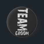 Stor groom Extra-glänstext för Team Groom Knapp<br><div class="desc">Extra stora "grunge" tittar: "Team Groom". Den här designen är perfekt för en Bachelor Party-utträde! Glöm inte matchande "Team Bride"-design. Kopiera och klistra in den här texten i webbläsarfönstret för att visa de här designerna: http://www.zazzle.com/exclusivelyweddings*/gifts?cg=196481553580698855</div>