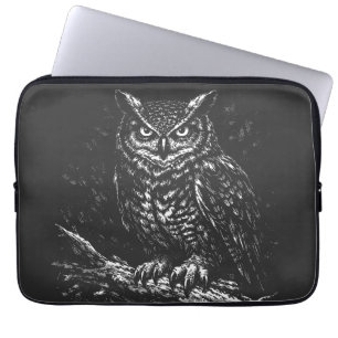 Stor hornuggla — av BurnsInHell Laptop Fodral