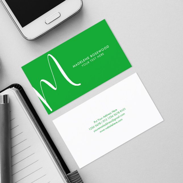 Stor initial i versaler | Modern typografi | Grön Visitkort (Skapare uppladdad)