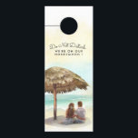 Stör inte | Beach| Honeymoon<br><div class="desc">Det här stör inte dörrväxeln som har ett smekmånadspar sitta under ett palapapara. I texten står det: "stör inte. Vi är på vår smekmånad!"</div>