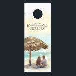 Stör inte | Beach| Honeymoon<br><div class="desc">Det här stör inte dörrväxeln som har ett smekmånadspar sitta under ett palapapara. I texten står det: "stör inte. Vi är på vår smekmånad!"</div>