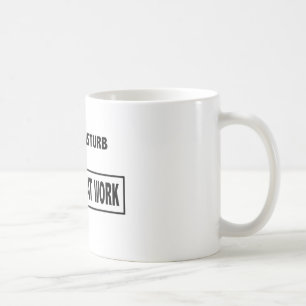 "Stör inte - inbundet på den arbets" kaffemuggen Kaffemugg
