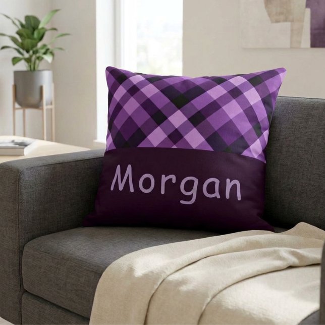 Stor Kastkudde med Plommonfärgad Karoad Monogram Kudde (Plum Purple Plaid Monogram Big Throw Pillow sitting on a sofa.)