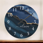 Stor låda i marint agate Geode Guld Rund Klocka<br><div class="desc">Namn Clock av marinblått och guldfärgat agate Geode Monogram Bevalt Elegant. Detta gör perfekten söt 16, 13, 15, 16, 18, 21, 30, 40, 50, 60, 70, 80, 90:e, 100-årsdag, bröllop, möhippa, årsdag, back to school, babydusch, studenten eller bachelorette-gåva till någon att dekorera hennes rum i det moderna trendiget chic stil....</div>