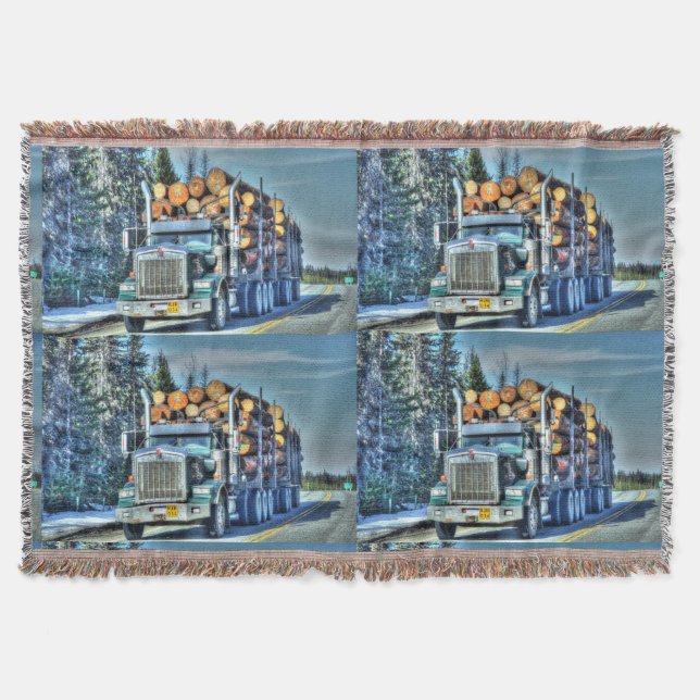 Stor rigg som loggar lastbilhuvudvägen som kör mysfilt (Framsidan)