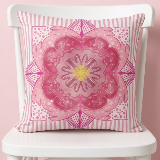 Stor rosa målad blomma med ränder kudde (Youthful, fun and unpolished. This bold flower and stripes bring a carefree style to your space.)